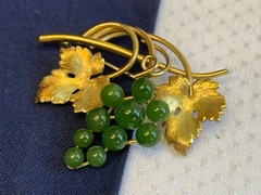 Vtg Gold Filled Krementz Grape Cluster Brooch 7.48g Jewelry Jade Look Stones Pin