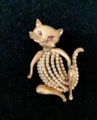 Vintage Kramer Goldtone Faux Pearl Bead Cat Brooch
