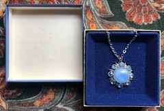 1974 MOON MAGIC PENDANT NECKLACE in box AVON PRODUCTS Fashion Accents in Jewelry