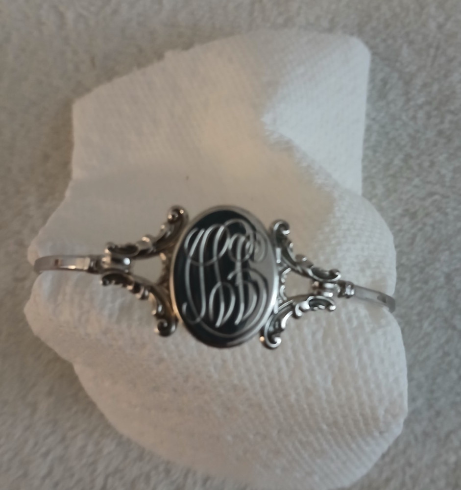 Vintage 1979 Avon Yesterdays Memories Hinged Silver Tone Bangle Bracelet Locket