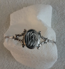 Vintage 1979 Avon Yesterdays Memories Hinged Silver Tone Bangle Bracelet Locket