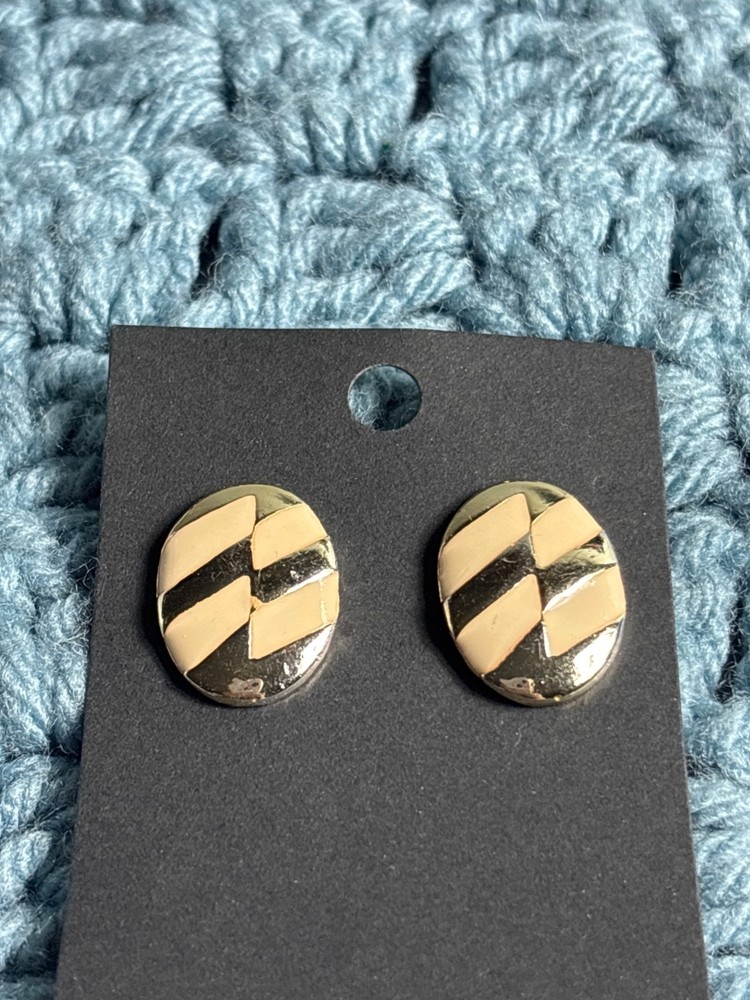 Vintage Oval Stud Earrings Goldtone Cream Enamel 7/8 inch