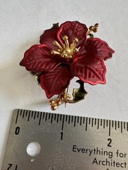 VINTAGE KC KENNETH COLE RED MESH POINSETTIA GREEN ENAMEL PIN BROOCH W3