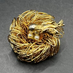 Vintage Gold Tone 3D Mother Bird On Nest With Faux Pearl Wire Work Brooch Pin