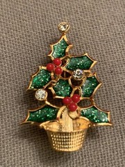New -AVON Christmas Holly Tree Signed NINA RICCI Brooch 1.5 In
