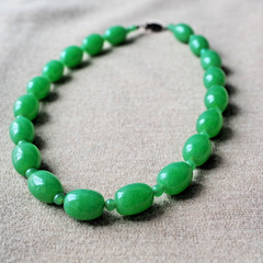 Vintage Green Glass Oval Bead Necklace 44cm 17.3 in Faux Jade Stone Jewelry