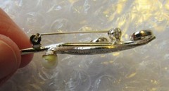 LOVELY CLASSIC SILVER TONE FILEGREE LEAF BROOCH PIN W/ FAUX PEARL MOTHER’S DAY