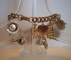 Vtg ’50s Gold Tone 15 Charms 7″ Bracelet Heavy Curb Link Chain Includes Ashtray