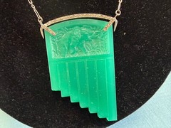 VTG DECO STERLING CHAIN CARVED GREEN ONYX STEPPED LARGE RAISED ELEPHANT PENDANT