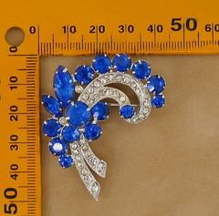 ViNTAGE EiSENBERG ICE SAPPHiRE BLUE & CLEAR RHiNESTONE SiLVER TONE PiN BROOCH