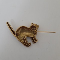 Vintage Signed MMA Metropolitan Museum Art Gold Tone Suprised Cat Brooch Pin