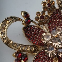 Avon 35th Anniversary 2006 Rhinestone Flower Brooch with coordinated earring set