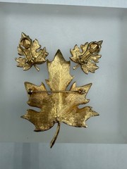 VINTAGE GOLD TONE PAVE CRYSTAL TEXTURED MAPLE LEAF BROOCH EARRINGS SET SIGNED