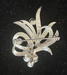 Vintage Pearl & Rhinestone Brooch Silver‑Tone Floral Swirl – Elegant 1950s Style