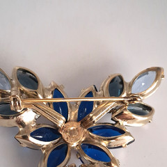 Vintage Blue Navette Prong Set Glass Rhinestones Gold Tone Brooch Pin 2 1/4″