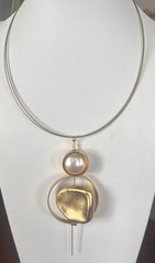 VTG ZZAN Gold Tone Circle Pendant Necklace Faux Pearl Abstract Modern Statement