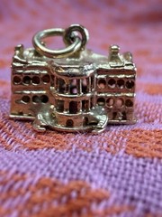 Vintage 14k Gold White House Charm USA Presidential Home Miniature Openwork