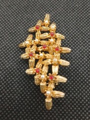 Unique goldtone lattice metal work brutalist faux pearls & rubies brooch