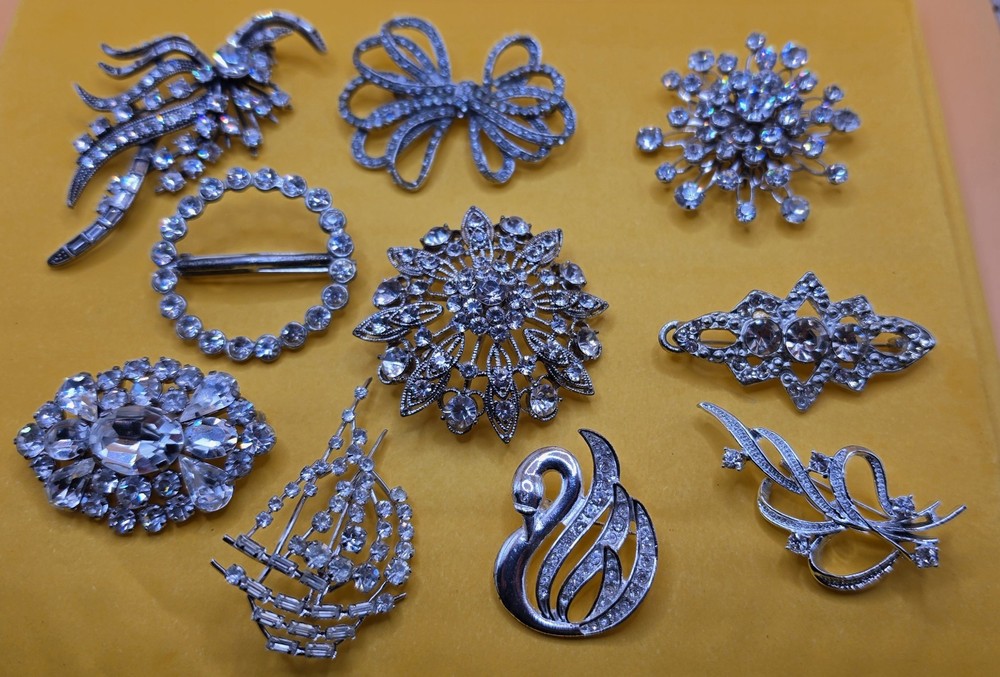 ~VINTAGE LOT OF 10 RHINESTONE JEWELRY PIN / BROOCH AUSTRIA DECO MCM 1950s ETC.~
