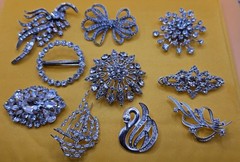~VINTAGE LOT OF 10 RHINESTONE JEWELRY PIN / BROOCH AUSTRIA DECO MCM 1950s ETC.~