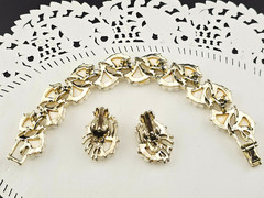 Vintage White Thermoset Lucite Flower 7″ Bracelet Clip Earring Set Gold Tone