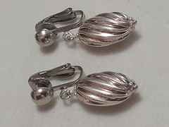 Vintage ribbed oval Silvertone lightweight clip on earrings