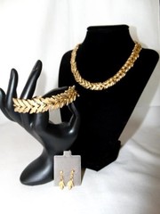 3 Piece Vintage TRIFARI Brushed Gold Tone Trailing Leaf DEMI-PARURE SET, Signed