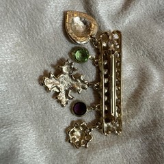 1988 D & E Juliana DeLizza and Elster Soldered Chain Bar Pin Dangling D&E Charms