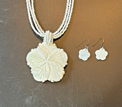 Vtg Mother of Pearl Necklace & Pierced Earrings Set Flower 1980s Island Wedding