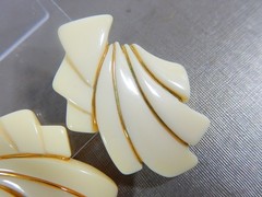 VTG CROWN TRIFARI 70’s LANVIN ERA CREAM LUCITE GEOMETRIC 18KGP CLIP EARRINGS