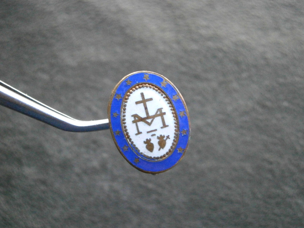 Small Marian Cross Vintage Goldtone & Enamel Lapel Hat Pin Badge 2.0g