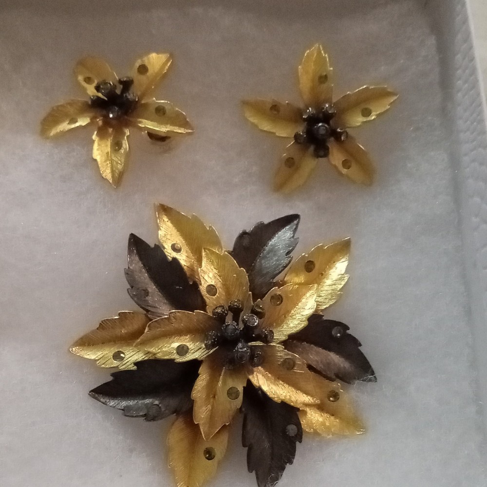 Lisner Signed Gold Tone Black Leaf Flower Brooch & Earrings Jewelry Set
