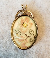 UNBRANDED GOLDTONE PINK ROSE ON CLEAR ACRYLLIC OVAL DISC PENDANT NO CHAIN