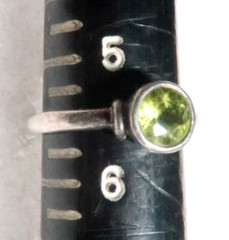 VINTAGE STUNNING STERLING SILVER GREEN PERIDOT CZ BAND RING ~ SIZE 5.5