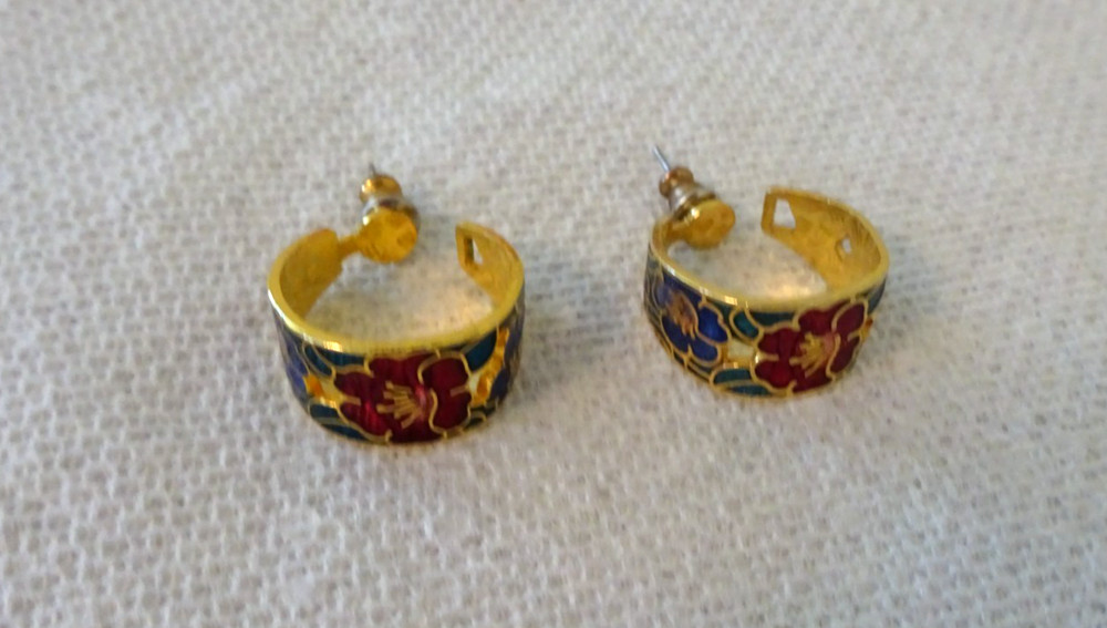 VINTAGE GOLD TONE FLORAL CLOISONNE ENAMEL HOOP PIERCED EARRINGS