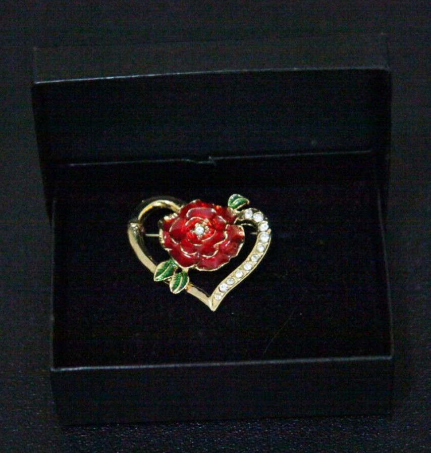 Vintage Gold Tone Red Green Heart w/Rhinestone Brooch Pin Size 1.5″ X 1.5″ BB836