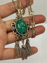 Beautiful Vintage Faux Jade Gold Tone with Tassel Pendant Necklace Jewelry B7