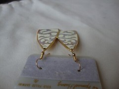 VINTAGE SAMUEL HUANG DESIGNER CLOISONNE RETRO ABSTRACT GRAY & CREAM EARRINGS