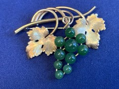 Vtg Gold Filled Krementz Grape Cluster Brooch 7.48g Jewelry Jade Look Stones Pin