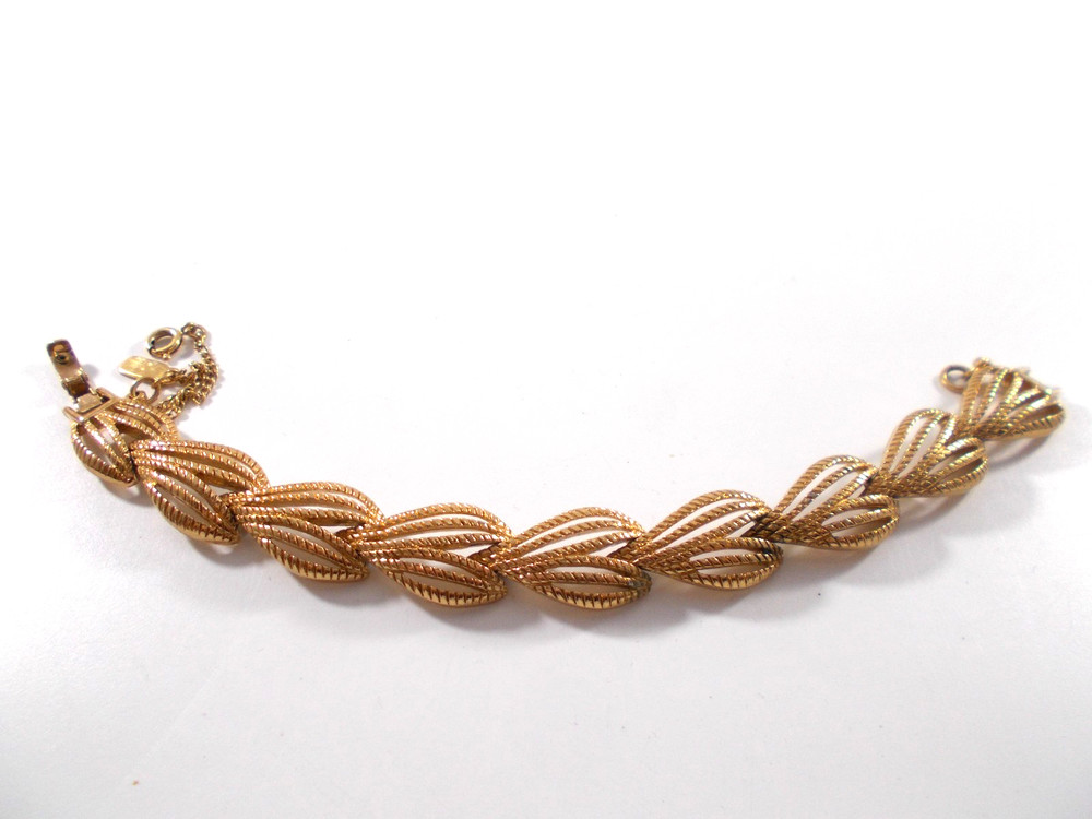 VTG Monet Openwork Teardrop Shape Link Gold Tone Bracelet Safety Chain Free Ship