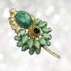 Vintage JULIANA BOOK PIECE 1965 Jade RHINESTONE Gold Filigree BROOCH Pin D&E