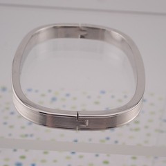 Vintage Monet Oblong Tension Close 6 1/2″ Hinged Silver Tone Bangle Bracelet