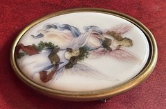 Beautiful Vintage Large Oval Porcelain 2 Beautiful Angels Pin Brooch