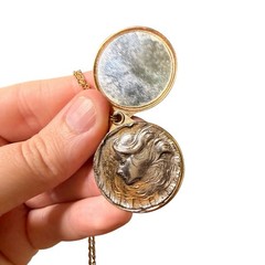 32” Vintage 1928 Jewelry Co. Necklace Sliding Mirror Pendant Portrait, Gold Tone
