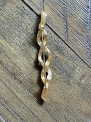 Monet Gold Tone Metal Twist Brooch Pin Signed 3in Elegant Vintage Style Jewelry