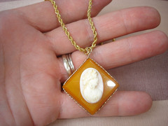 Vintage 1 In. Butterscotch BAKELITE Shell CAMEO Pendant Gold Tone Chain Necklace