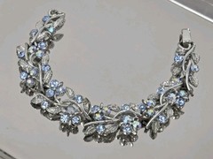 Vintage Lisner Blue AB Rhinestone Bracelet Leaves Link 7 Inches Signed Rhodium