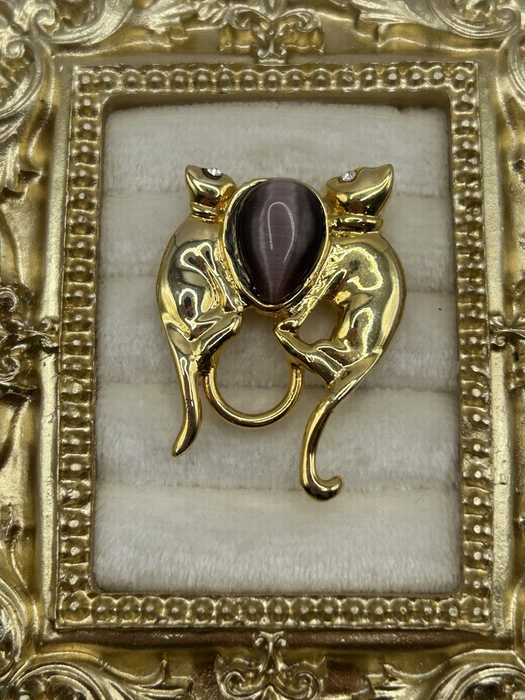 Vintage Gold Tone Cat Brooch Cat’s Eye Cabochon Stone Figural Pin Purple Animal