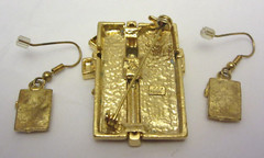 Vintage Gift Box AAI Gold Tone Pin Brooch w/ Matching Pierced Earrings Signed