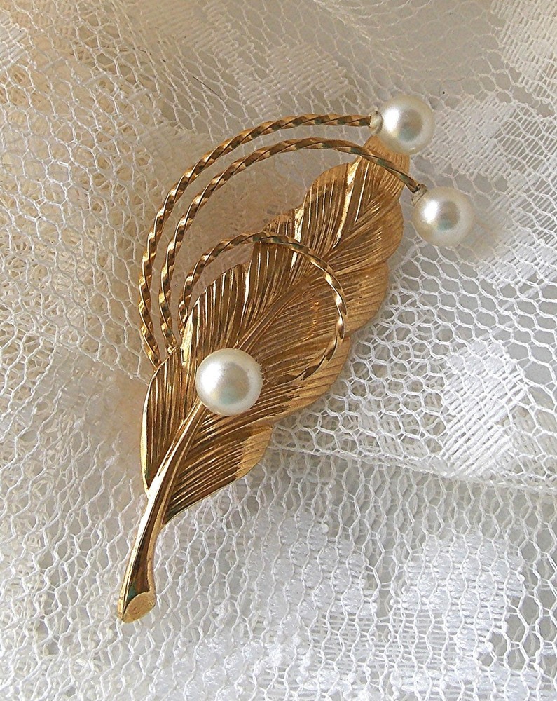 LOVELY VINTAGE LEAF BROOCH WITH THREE WHITE FAUX PEARLS-NICE MOTHER’S DAY GIFT!